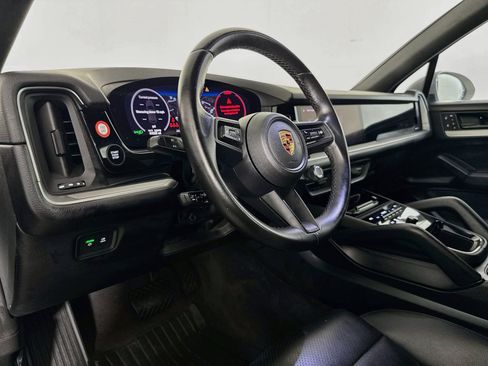 Used 2024 Porsche Cayenne w/ Premium Package AWD/4WD image 21