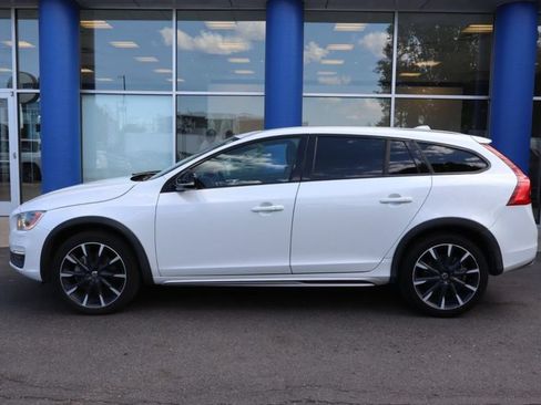 Used 2017 Volvo V60 T5 Cross Country Platinum w/ Climate Package AWD/4WD image 2