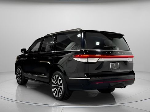 Used 2023 Lincoln Navigator Reserve image 3
