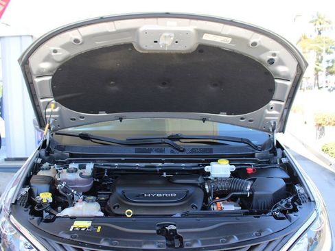 Used 2017 Chrysler Pacifica Premium image 41