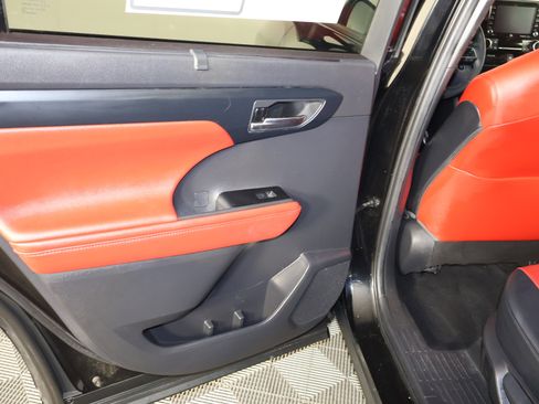 Used 2021 Toyota Highlander XSE image 48