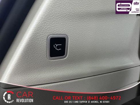 Used 2023 Chrysler Pacifica Touring-L FWD image 9