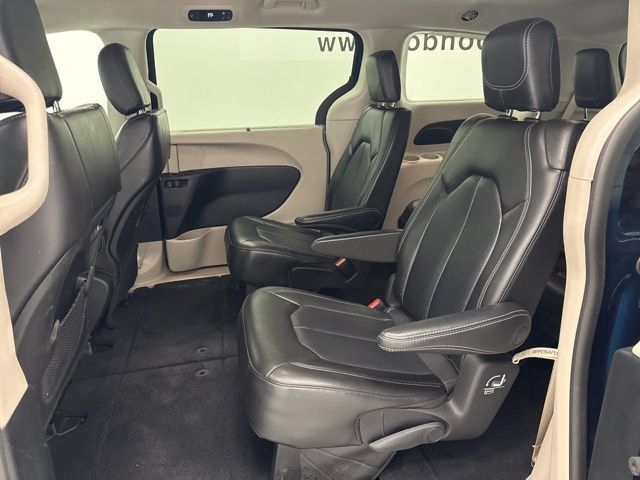 Used 2023 Chrysler Pacifica Touring-L FWD image 25