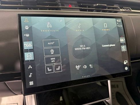 Certified 2025 Land Rover Range Rover SE image 31