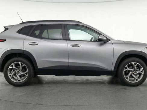 Used 2025 Chevrolet Trax LT image 11