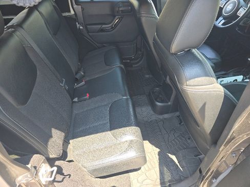 Used 2017 Jeep Wrangler Unlimited Sahara AWD/4WD image 15