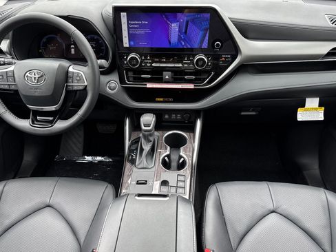 New 2026 Toyota Highlander Platinum AWD/4WD image 15
