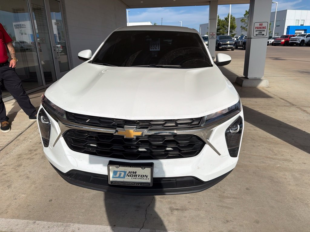 Used 2024 Chevrolet Trax LS w/ LS Convenience Package FWD image 2