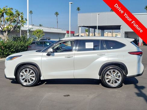 Used 2022 Toyota Highlander Limited FWD image 2