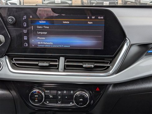 Used 2025 Chevrolet Trax LT w/ LT Convenience Package image 19