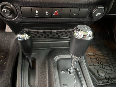 Used 2017 Jeep Wrangler Unlimited Rubicon w/ Connectivity Group image 16