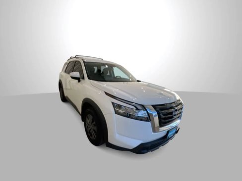 Used 2022 Nissan Pathfinder SV image 2