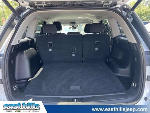Used 2023 Jeep Grand Cherokee Laredo w/ Luxury Tech Group I AWD/4WD image 10