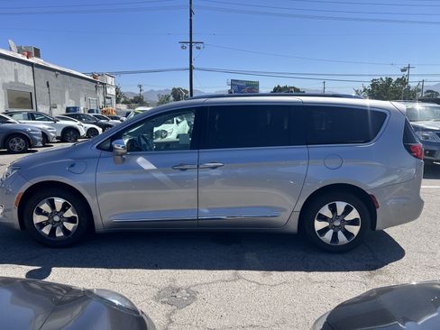 Used 2017 Chrysler Pacifica Platinum FWD image 12
