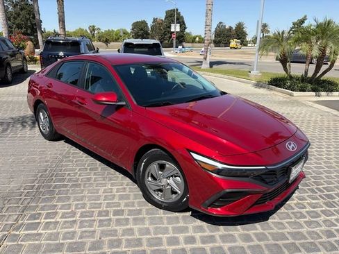 Certified 2025 Hyundai Elantra SE FWD image 1