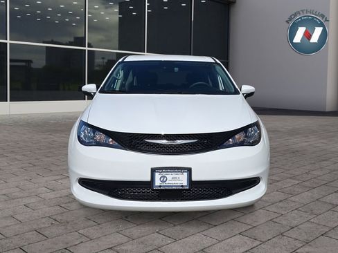 Used 2023 Chrysler Voyager LX image 8