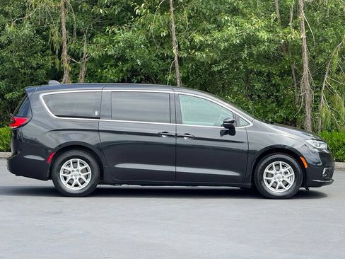Used 2023 Chrysler Pacifica Touring-L FWD image 39
