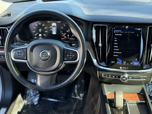 Used 2022 Volvo S60 B5 Momentum image 30