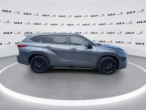 Used 2023 Toyota Highlander XLE FWD image 9