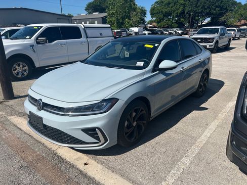 Used 2025 Volkswagen Jetta SE FWD image 16