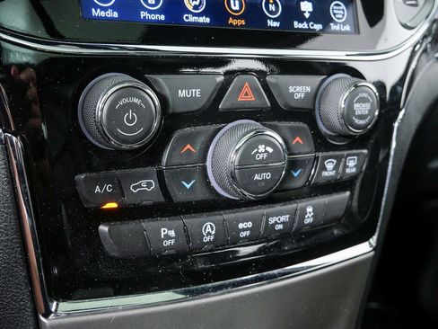 Used 2020 Jeep Grand Cherokee Overland RWD image 17