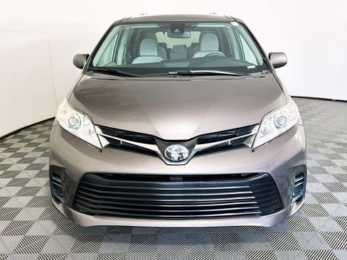 Used 2020 Toyota Sienna LE w/ LE Preferred Package FWD image 8