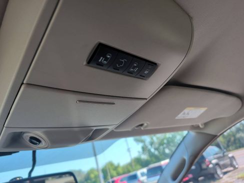 Used 2015 Chrysler Town & Country Touring FWD image 26