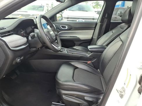 Used 2024 Jeep Compass Latitude image 19