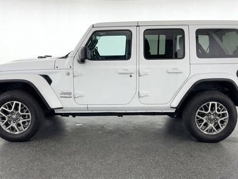 Used 2025 Jeep Wrangler Sahara image 5