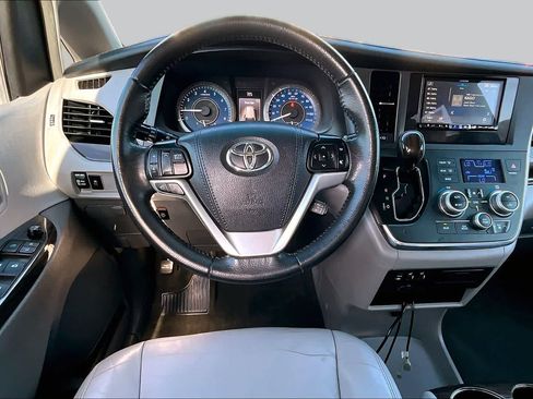 Used 2017 Toyota Sienna XLE FWD image 5
