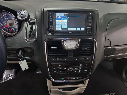Used 2015 Chrysler Town & Country Touring-L w/ Driver Convenience Group image 23