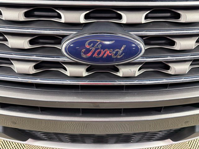 Used 2017 Ford Explorer XLT w/ Equipment Group 202A FWD image 4