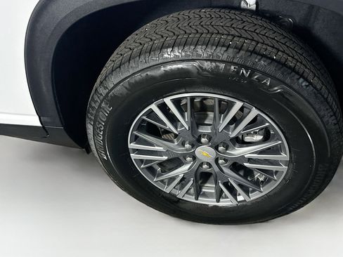 Used 2025 Chevrolet Traverse LT image 11