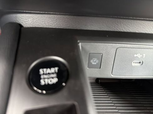 Used 2025 Nissan Kicks SR FWD image 27