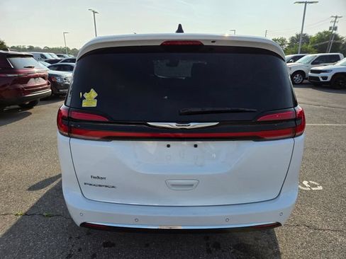 Used 2024 Chrysler Pacifica Touring-L FWD image 16