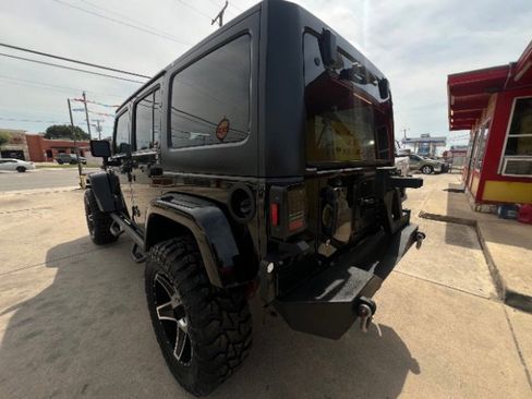 Used 2015 Jeep Wrangler Unlimited Sahara w/ Connectivity Group AWD/4WD image 7
