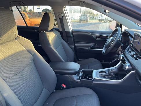 Used 2025 Toyota RAV4 LE image 9