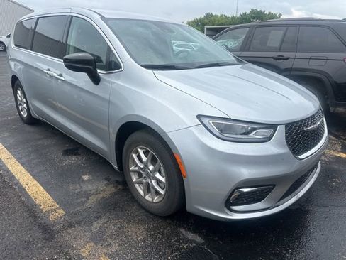 Certified 2024 Chrysler Pacifica Touring-L FWD image 2