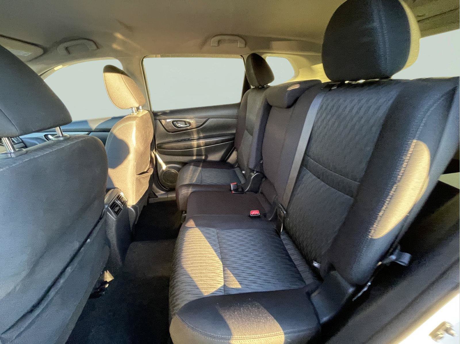 Used 2018 Nissan Rogue SV AWD/4WD image 16
