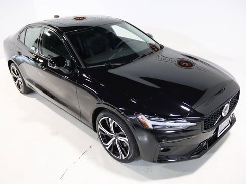 Used 2025 Volvo S60 B5 Core image 7