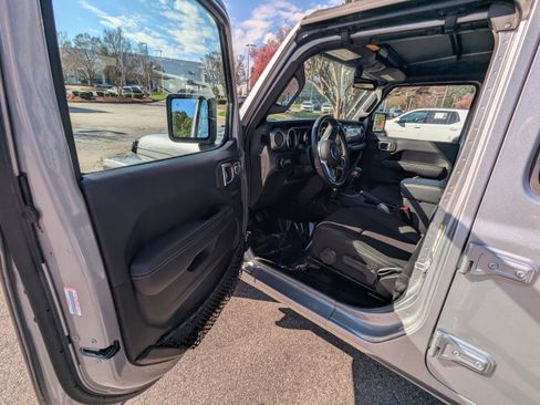 Used 2018 Jeep Wrangler Unlimited Sahara image 8