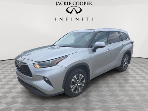 Used 2022 Toyota Highlander XLE AWD/4WD image 1