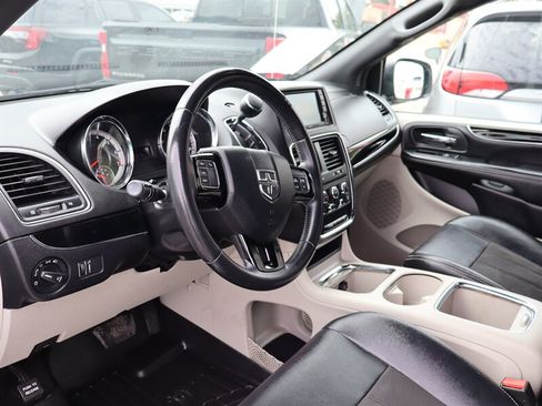 Used 2019 Dodge Grand Caravan SXT FWD image 25