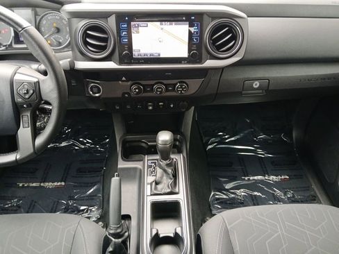 Used 2019 Toyota Tacoma TRD Sport w/ Technology Package RWD image 3