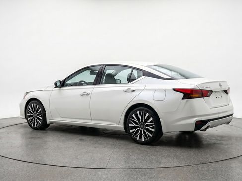 Used 2025 Nissan Altima 2.5 SV FWD image 6
