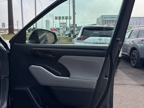 Used 2023 Toyota Highlander LE image 16