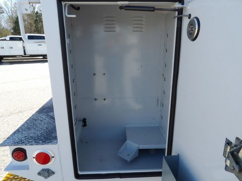 Used 2015 Ford F550 2WD Regular Cab Super Duty image 49