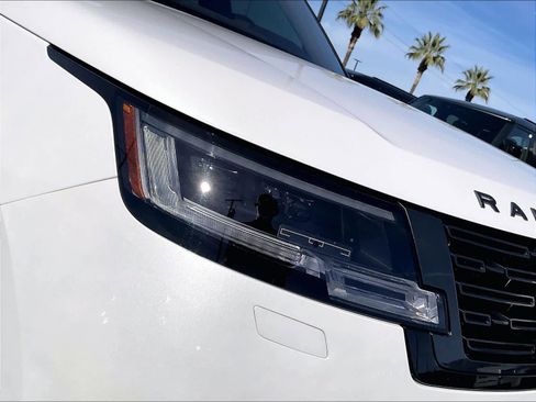 Used 2023 Land Rover Range Rover Long Wheelbase SE image 30