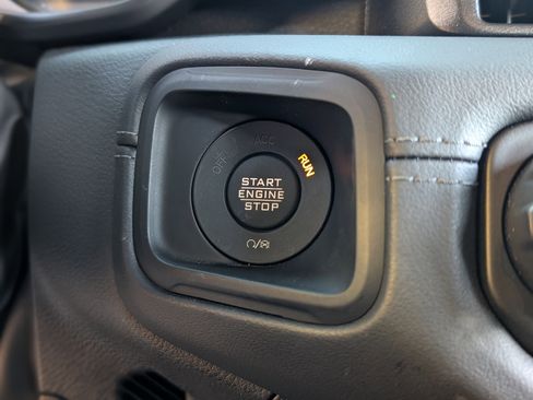 Used 2025 Jeep Wrangler Sahara image 31