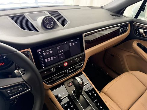 Certified 2026 Porsche Macan AWD/4WD image 18